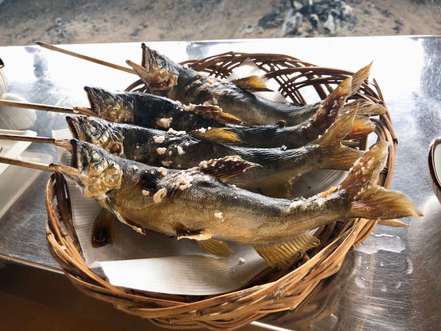 鮎はなぜ頭から丸ごと食べられるの？🐟✨