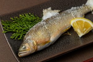 鮎の塩焼きは「串の打ち方」で香りやジューシーさが大きく変わる、とても奥深い世界です🐟✨